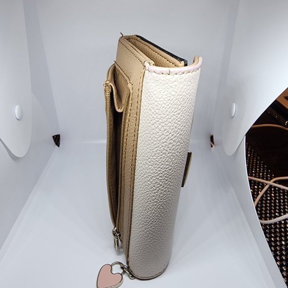 Guess Wallet - Picture 4 of 5